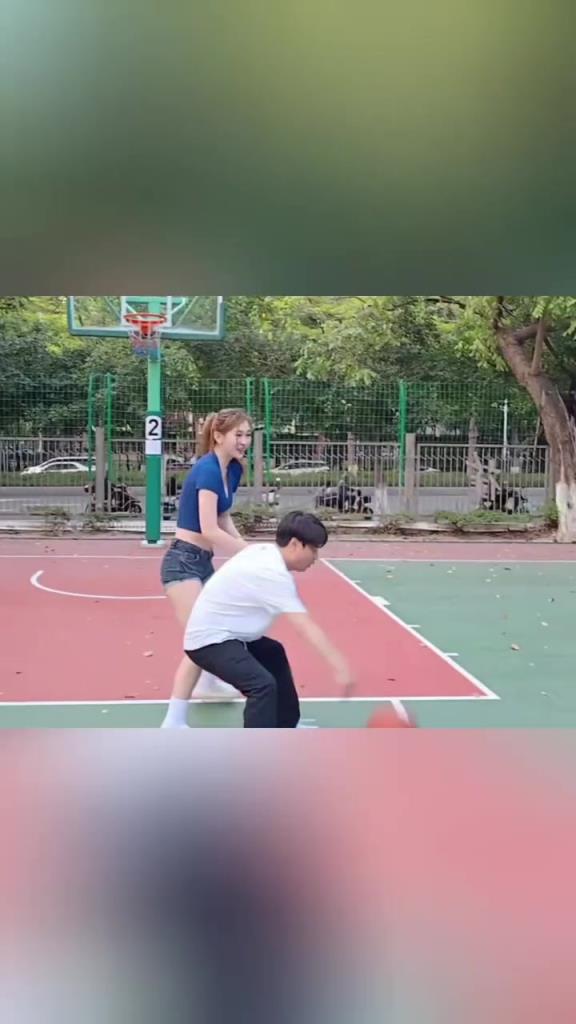 集夢(mèng)會(huì)長(zhǎng)背打一米8的女生，這是真打球??！