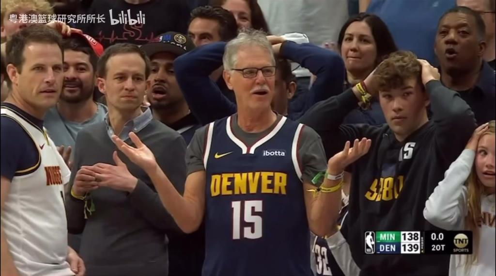 導(dǎo)火索？回顧此前掘金對(duì)陣森林狼，威少送出三分犯規(guī)后的眾生相！