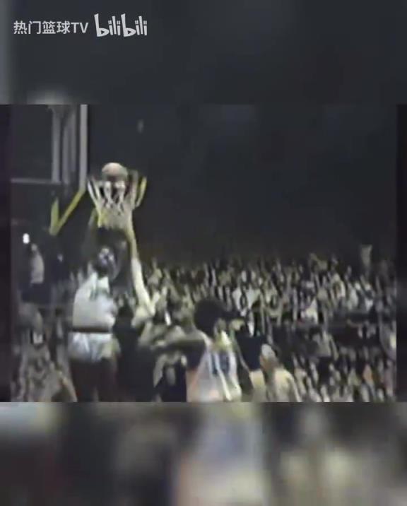 這是怪物嗎？張伯倫高中時(shí)期是怎么打球的？校園里的明星！