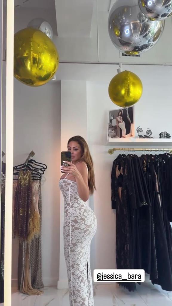 徐娘半老！皮蓬前妻穿吊帶裙自拍，這身材也太炸裂了！