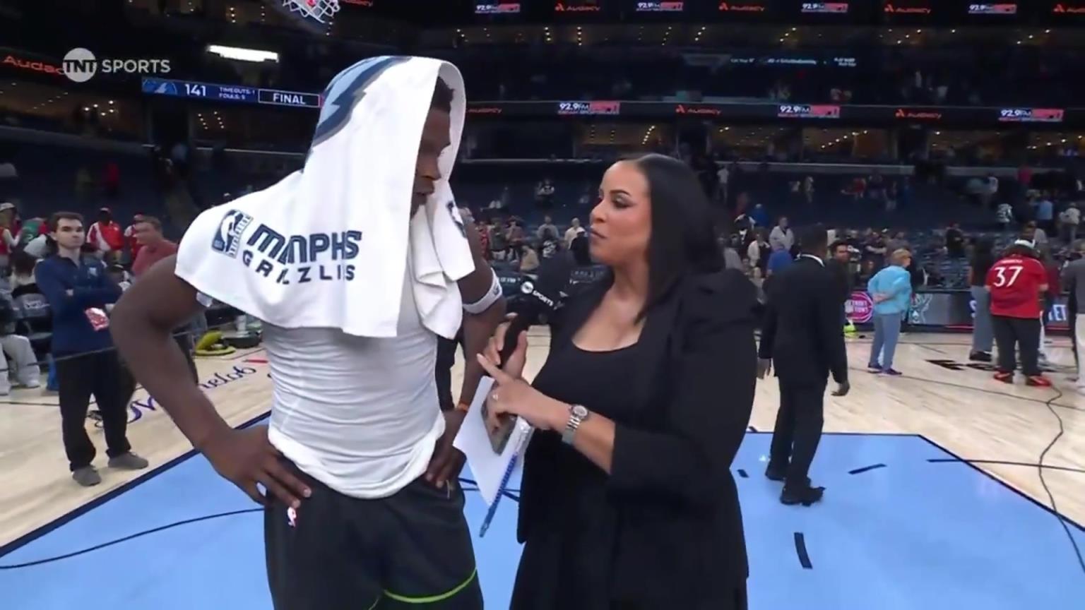 華子賽后接受一位豐滿女記者的采訪！