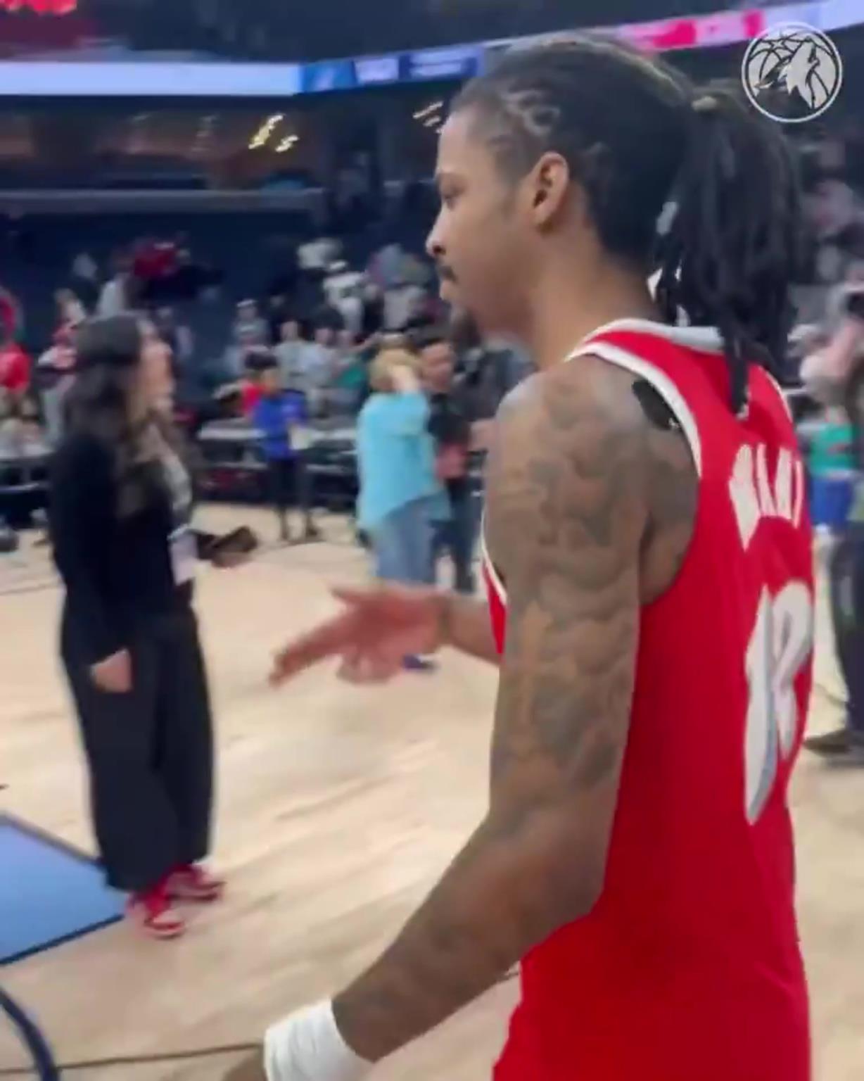 笑死！莫蘭特賽后與華子握手，竟然也是比出“手槍”的手勢(shì)