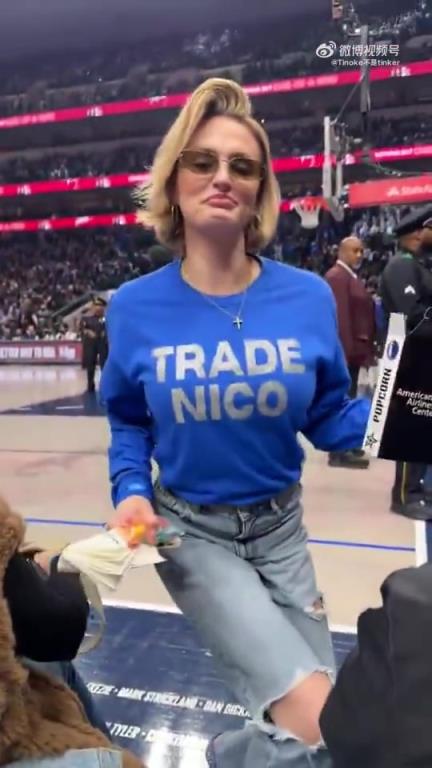 主場(chǎng)不準(zhǔn)球迷打印“解雇Nico”標(biāo)語，女球迷就出此下策