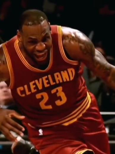 老詹這恐怖的大體格，完美詮釋什么叫“人型坦克”！