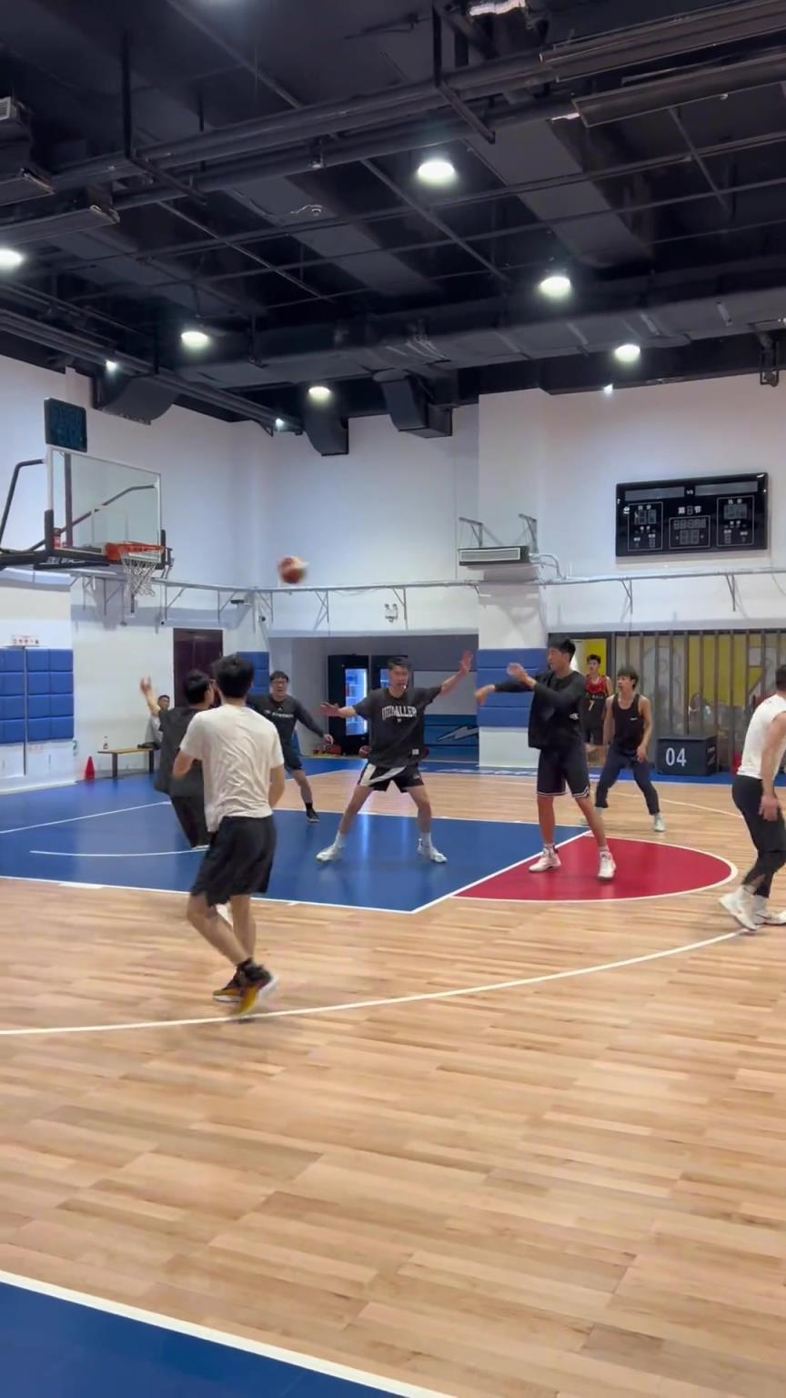 對(duì)手回家后：老婆，我今天在野球場(chǎng)匹配到巔峰馬刺隊(duì)了！