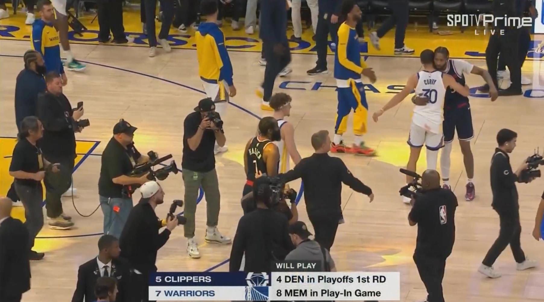 加時(shí)賽12分無(wú)解表現(xiàn)率隊(duì)獲勝！哈登賽后臉上笑容藏不住呀