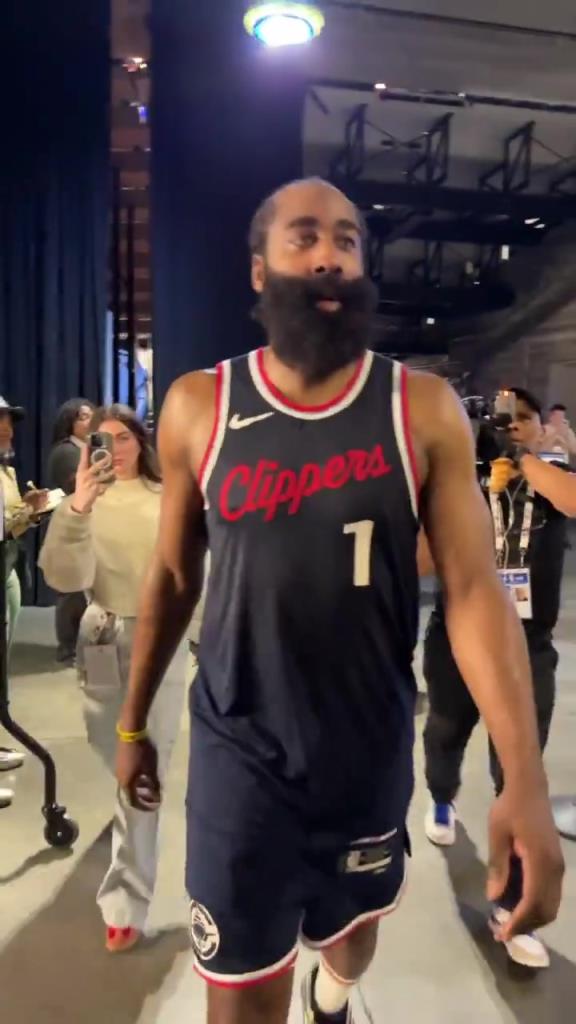 爆砍39分！哈登賽后走入球員通道氣喘吁吁：今天是場(chǎng)艱苦的戰(zhàn)斗