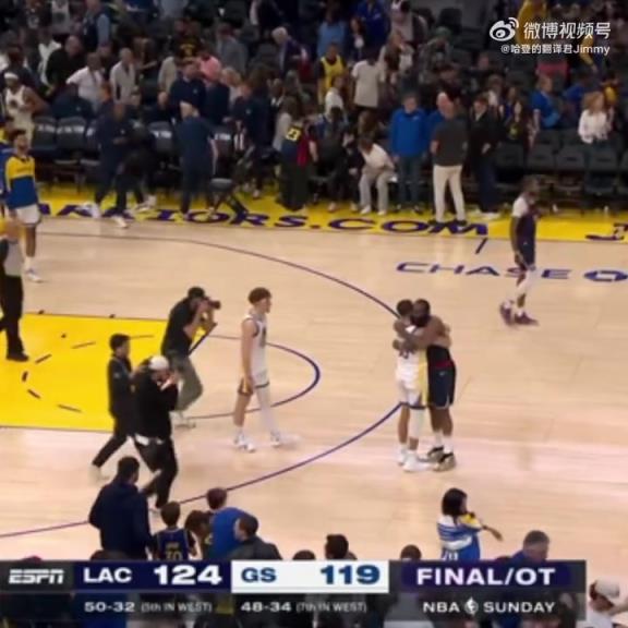 09雙雄傾盡全力！哈登和庫里賽后第一時間擁抱在一起