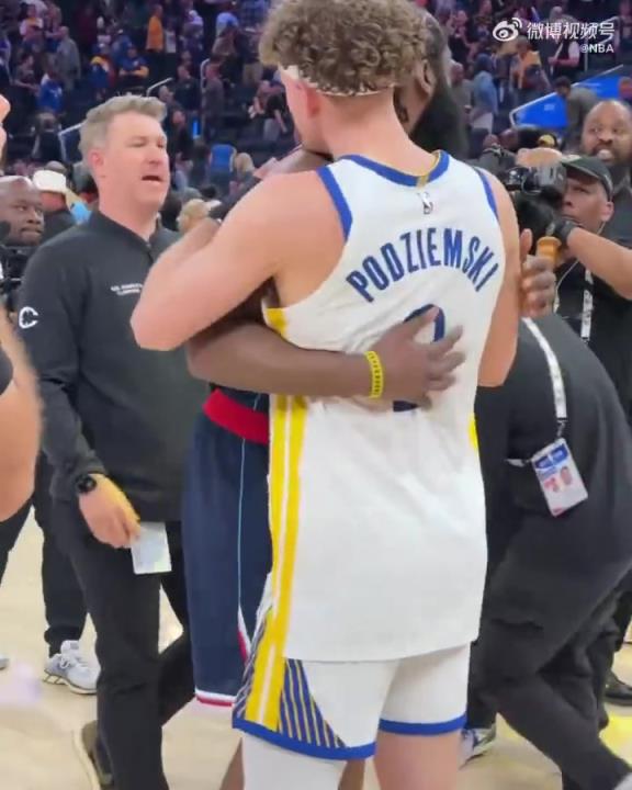 能打破附加賽不勝魔咒嗎？庫里賽后和哈登&小卡紛紛擁抱