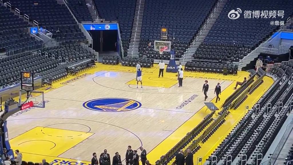 今天沒有得到出場機(jī)會！庫明加賽后還留在場地練習(xí)投籃