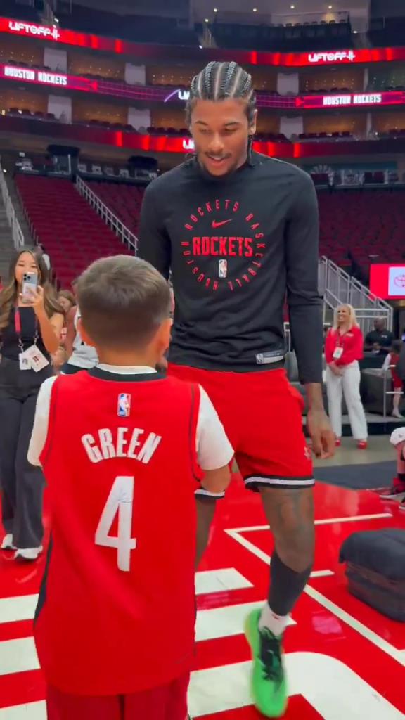 暖心偶像！小球迷賽前得到杰倫格林親簽球鞋球衣