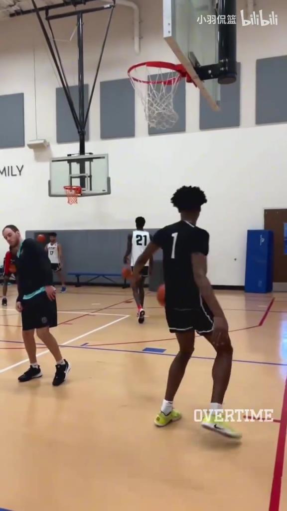 地表最強(qiáng)身體素質(zhì)？阿門扣籃簡直就像直升機(jī)起飛一樣！