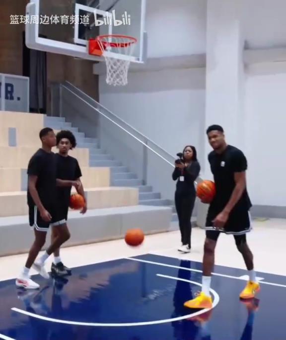別人能學(xué)得來嗎？名場面：字母哥指導(dǎo)小球員籃下腳步！