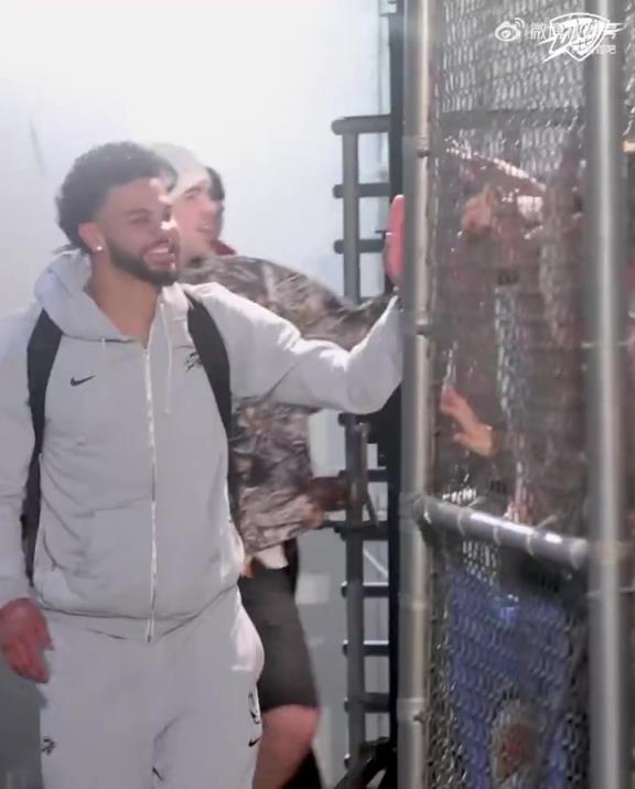 68勝歷史第五傲人戰(zhàn)績！雷霆全員回到OKC，當(dāng)?shù)厍蛎詿崆榻訖C(jī)