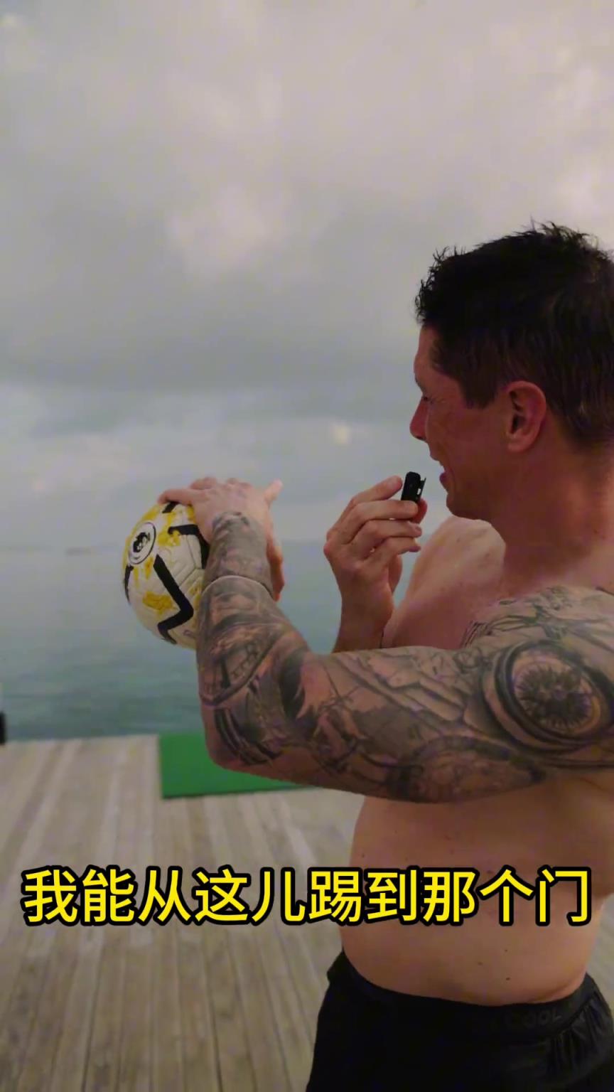 當(dāng)年多少人的偶像！托雷斯挑戰(zhàn)赤腳進(jìn)球