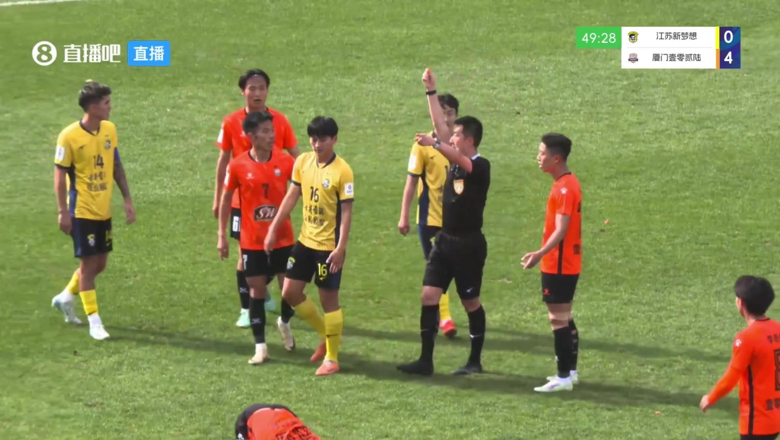 比姆巴佩抬的還高，中冠球員亮鞋釘兇狠蹬踏被裁判直紅驅(qū)逐