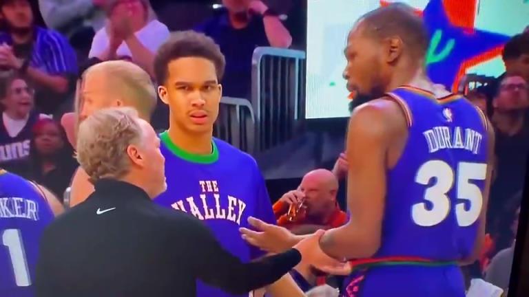 下課導(dǎo)火索？主帥布登此前抓住KD手臂要說什么，被一把甩開！