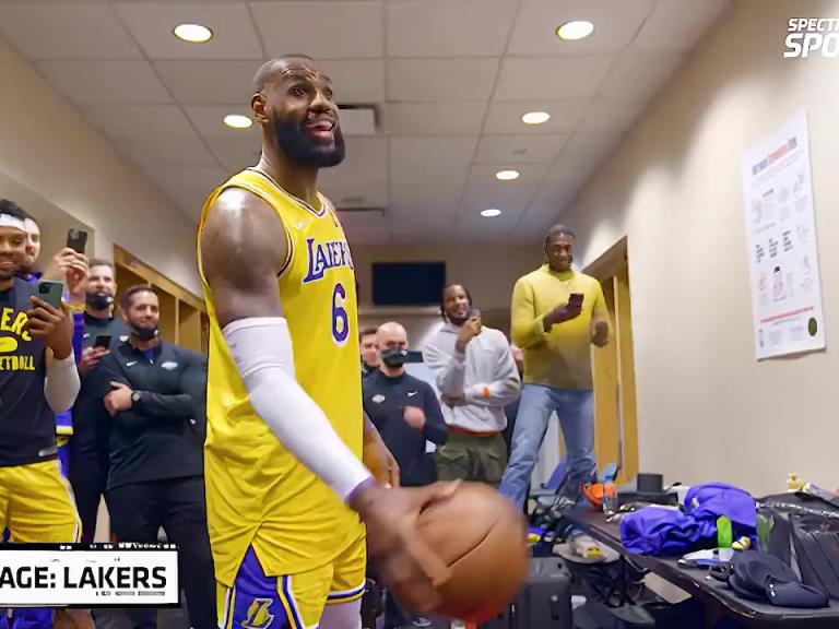 里弗斯絕殺之后湖人隊(duì)的更衣室氛圍，簡(jiǎn)直不要太和諧?。? style=