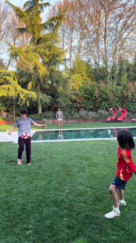 馬塞洛和兒子隔水相傳！大兒子腳法有點(diǎn)東西的！