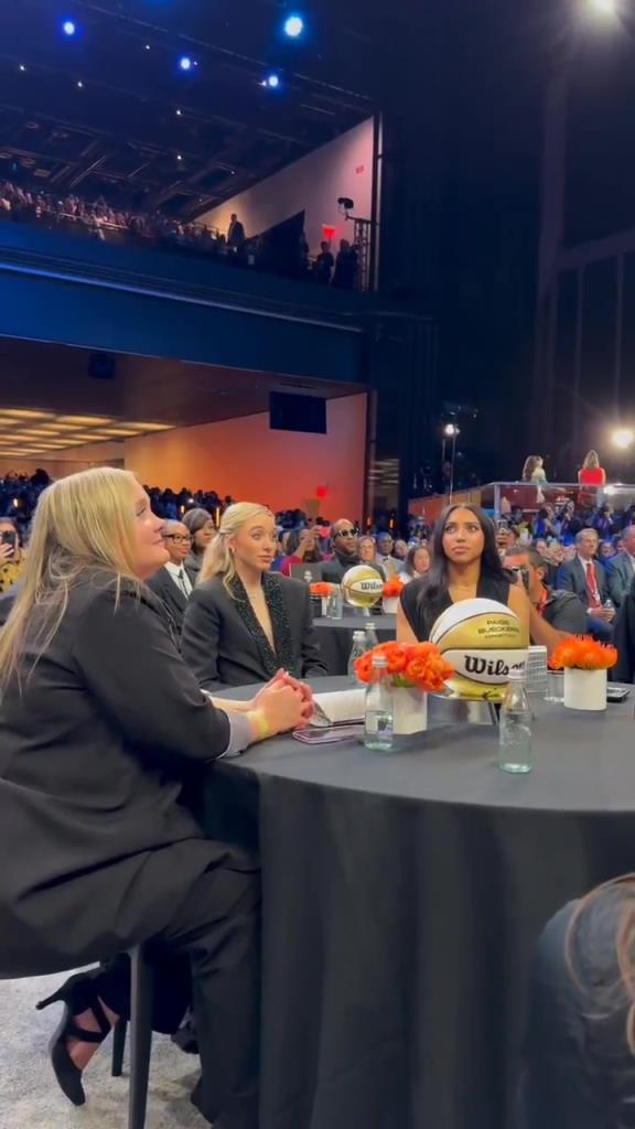 今天這穿搭，差點(diǎn)沒(méi)認(rèn)出來(lái)！佩奇-布克斯當(dāng)選WNBA狀元后十分淡定