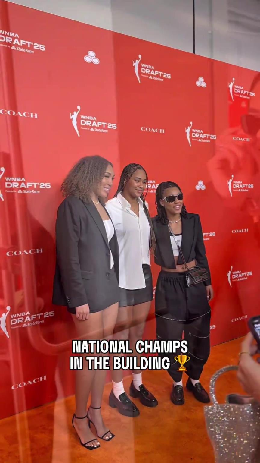 吧友們有喜歡的嗎？WNBA選秀大會(huì)上，到處都有靚麗的風(fēng)景線