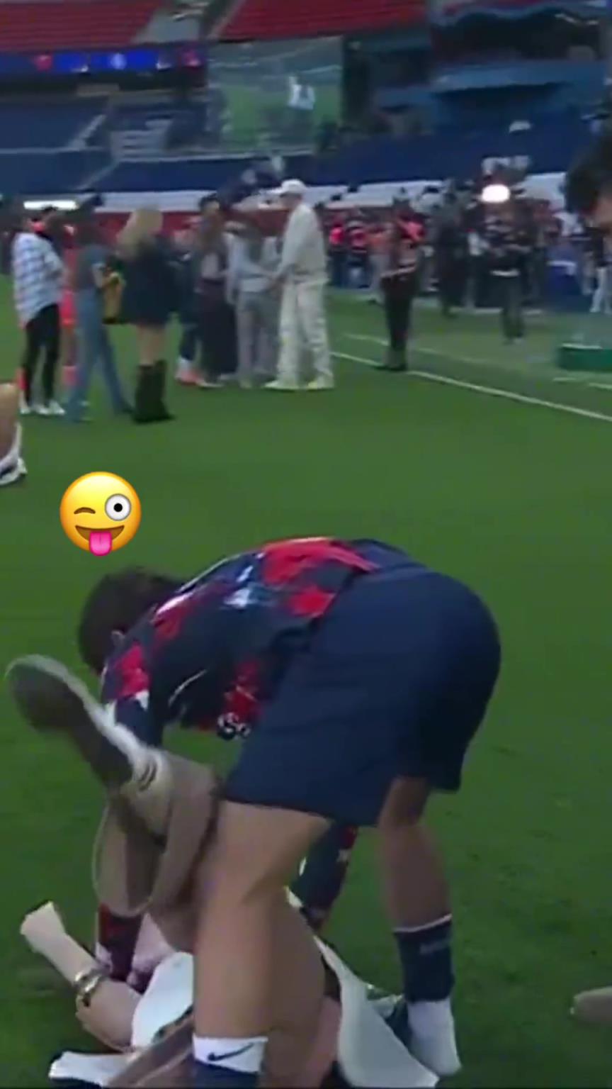 玩這么花??？?jī)?nèi)維斯在家人面前把自己女友按倒在地