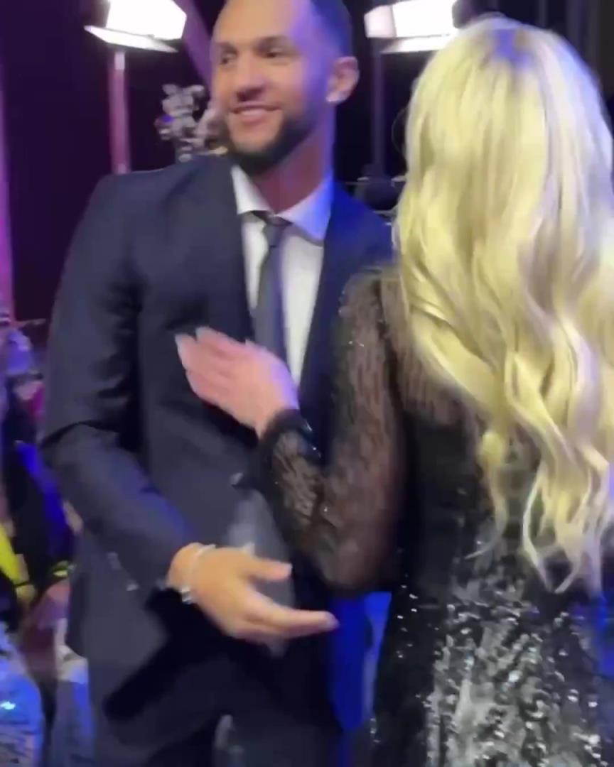 身材姣好！薩格斯的女友海莉被芝加哥天空選中！兩人接吻慶祝