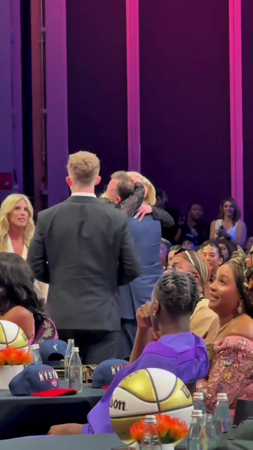 吧友們想看的正臉來了！薩格斯的女友海莉被選中后感覺快哭了