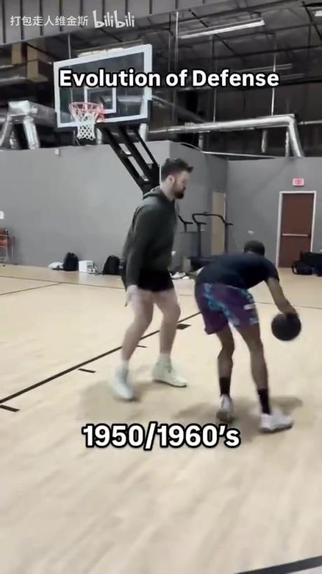 太真實(shí)了！外網(wǎng)網(wǎng)紅惡搞NBA不同時(shí)代的防守尺度變化！