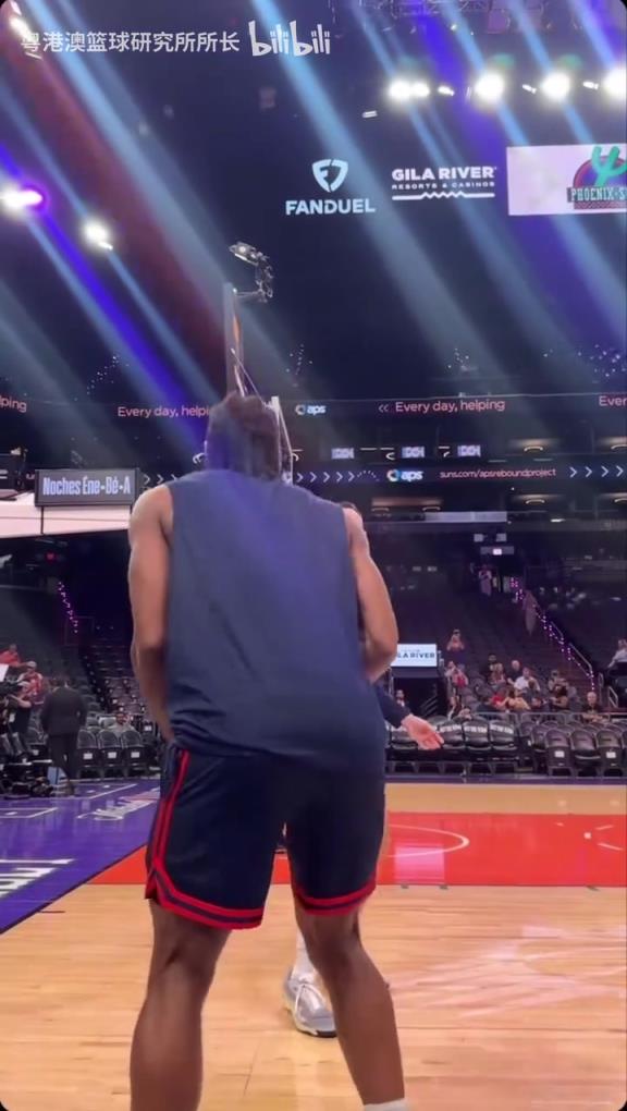 機(jī)器人級(jí)別的靜態(tài)身體！近距離看小卡的賽前熱身！