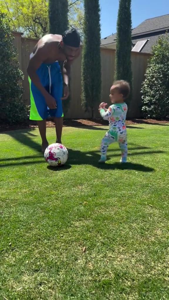 足球要從娃娃抓起！SGA帶娃踢足球，小孩摔倒時(shí)鼓掌“嘲笑”！